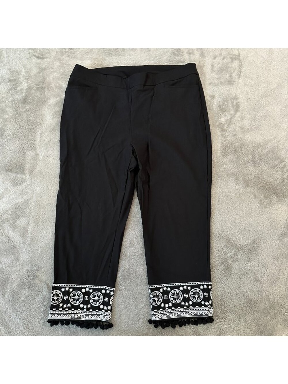 Chico's Black Pull On Cropped Pants Embroidered Women's 3 US 16 Capris